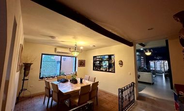 Se vende bonita casa en Colonia Itzimná a 3 cuadras de Paseo de Montejo.