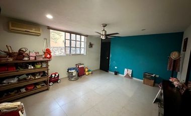 Se vende bonita casa en Colonia Itzimná a 3 cuadras de Paseo de Montejo.