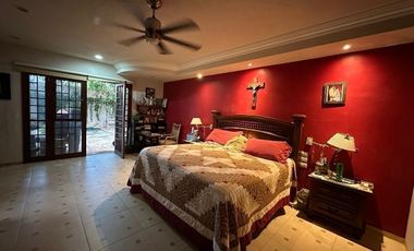 Se vende bonita casa en Colonia Itzimná a 3 cuadras de Paseo de Montejo.