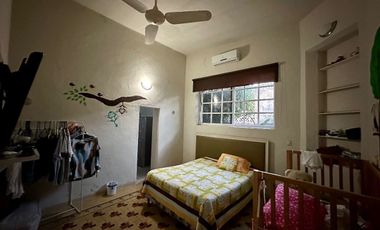 Se vende bonita casa en Colonia Itzimná a 3 cuadras de Paseo de Montejo.