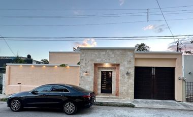 Se vende bonita casa en Colonia Itzimná a 3 cuadras de Paseo de Montejo.