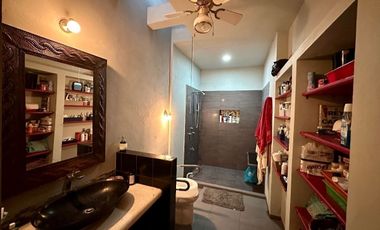 Se vende bonita casa en Colonia Itzimná a 3 cuadras de Paseo de Montejo.