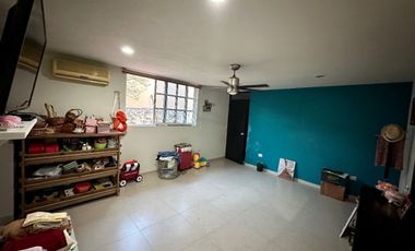 Se vende bonita casa en Colonia Itzimná a 3 cuadras de Paseo de Montejo.