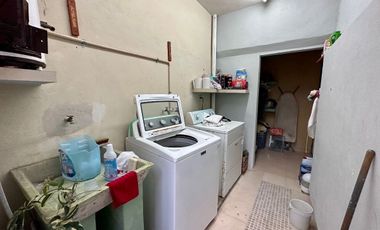 Se vende bonita casa en Colonia Itzimná a 3 cuadras de Paseo de Montejo.