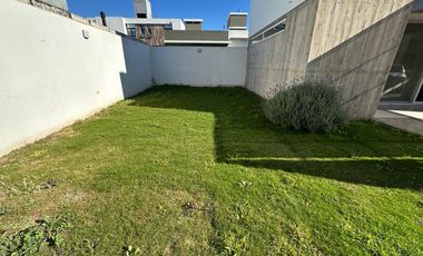 ALQUILER| HOUSING 2 dorm. con PATIO en barrio LA CALANDRIA