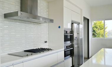 Casa Esquina, excelentes acabados y orientacion