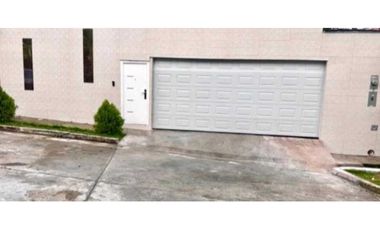 CASA EN ALTOS DE PANAM REMODELADA  AMOBLADA 4REC 4B 275M2