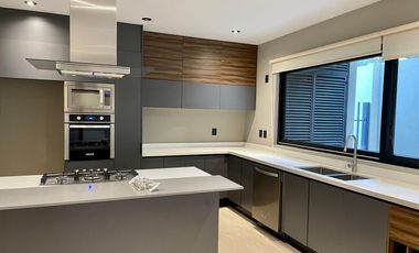 Linda Casa en Renta en Campanario Norte con Roof y Terreno excedente