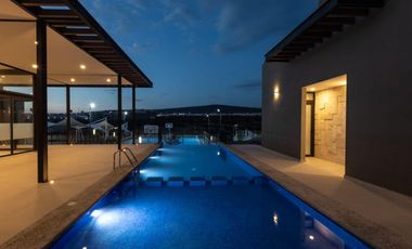 Linda Casa en Renta en Campanario Norte con Roof y Terreno excedente