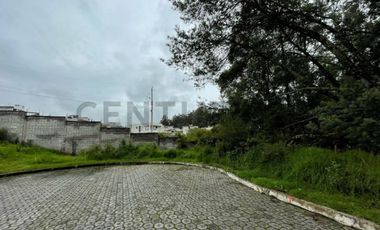 En venta terreno 696M2 en urbanización. Sector Los Chillos