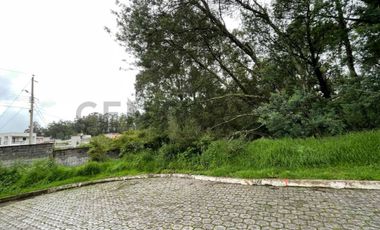 En venta terreno 696M2 en urbanización. Sector Los Chillos