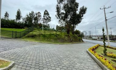 En venta terreno 696M2 en urbanización. Sector Los Chillos
