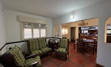 VENTA DE HERMOSO CHALET COLONIAL 4 AMBIENTES CON PARQUE,PISCINA,YCOCHERA. TIPO CASA QUINTA. MONTE GRANDE.
