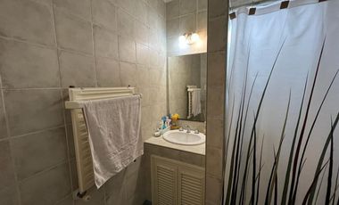 VENTA DE HERMOSO CHALET COLONIAL 4 AMBIENTES CON PARQUE,PISCINA,YCOCHERA. TIPO CASA QUINTA. MONTE GRANDE.