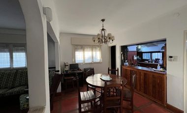 VENTA DE HERMOSO CHALET COLONIAL 4 AMBIENTES CON PARQUE,PISCINA,YCOCHERA. TIPO CASA QUINTA. MONTE GRANDE.