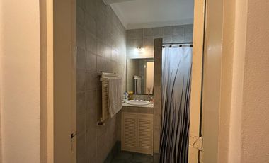 VENTA DE HERMOSO CHALET COLONIAL 4 AMBIENTES CON PARQUE,PISCINA,YCOCHERA. TIPO CASA QUINTA. MONTE GRANDE.