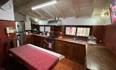 VENTA DE HERMOSO CHALET COLONIAL 4 AMBIENTES CON PARQUE,PISCINA,YCOCHERA. TIPO CASA QUINTA. MONTE GRANDE.