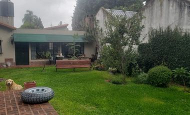 VENTA DE HERMOSO CHALET COLONIAL 4 AMBIENTES CON PARQUE,PISCINA,YCOCHERA. TIPO CASA QUINTA. MONTE GRANDE.