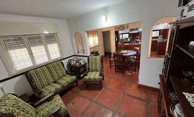 VENTA DE HERMOSO CHALET COLONIAL 4 AMBIENTES CON PARQUE,PISCINA,YCOCHERA. TIPO CASA QUINTA. MONTE GRANDE.