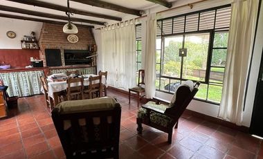 VENTA DE HERMOSO CHALET COLONIAL 4 AMBIENTES CON PARQUE,PISCINA,YCOCHERA. TIPO CASA QUINTA. MONTE GRANDE.