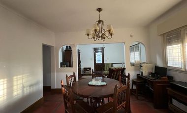 VENTA DE HERMOSO CHALET COLONIAL 4 AMBIENTES CON PARQUE,PISCINA,YCOCHERA. TIPO CASA QUINTA. MONTE GRANDE.