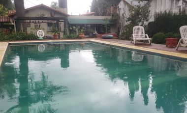 VENTA DE HERMOSO CHALET COLONIAL 4 AMBIENTES CON PARQUE,PISCINA,YCOCHERA. TIPO CASA QUINTA. MONTE GRANDE.
