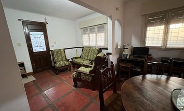 VENTA DE HERMOSO CHALET COLONIAL 4 AMBIENTES CON PARQUE,PISCINA,YCOCHERA. TIPO CASA QUINTA. MONTE GRANDE.