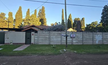 VENTA DE HERMOSO CHALET COLONIAL 4 AMBIENTES CON PARQUE,PISCINA,YCOCHERA. TIPO CASA QUINTA. MONTE GRANDE.