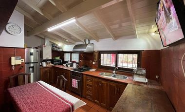 VENTA DE HERMOSO CHALET COLONIAL 4 AMBIENTES CON PARQUE,PISCINA,YCOCHERA. TIPO CASA QUINTA. MONTE GRANDE.