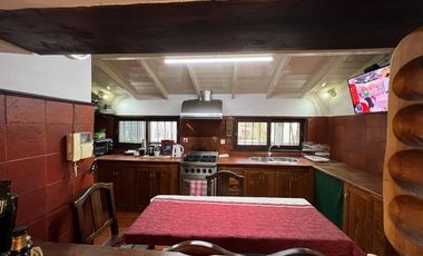 VENTA DE HERMOSO CHALET COLONIAL 4 AMBIENTES CON PARQUE,PISCINA,YCOCHERA. TIPO CASA QUINTA. MONTE GRANDE.