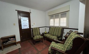 VENTA DE HERMOSO CHALET COLONIAL 4 AMBIENTES CON PARQUE,PISCINA,YCOCHERA. TIPO CASA QUINTA. MONTE GRANDE.