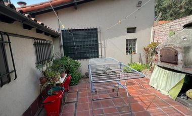 VENTA DE HERMOSO CHALET COLONIAL 4 AMBIENTES CON PARQUE,PISCINA,YCOCHERA. TIPO CASA QUINTA. MONTE GRANDE.