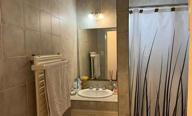 VENTA DE HERMOSO CHALET COLONIAL 4 AMBIENTES CON PARQUE,PISCINA,YCOCHERA. TIPO CASA QUINTA. MONTE GRANDE.