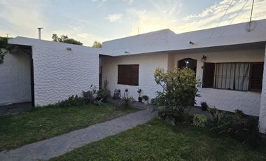 VENTA DE CASA 3 AMBIENTES - LUIS GUILLON - COCHERA - FONDO LIBRE
