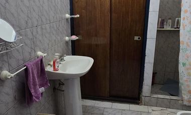 VENTA DE CASA 3 AMBIENTES - LUIS GUILLON - COCHERA - FONDO LIBRE