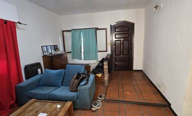 VENTA DE CASA 3 AMBIENTES - LUIS GUILLON - COCHERA - FONDO LIBRE