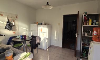 VENTA DE CASA 3 AMBIENTES - LUIS GUILLON - COCHERA - FONDO LIBRE