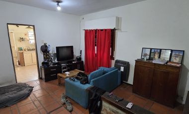 VENTA DE CASA 3 AMBIENTES - LUIS GUILLON - COCHERA - FONDO LIBRE