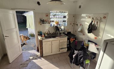 VENTA DE CASA 3 AMBIENTES - LUIS GUILLON - COCHERA - FONDO LIBRE