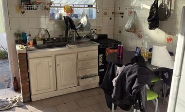 VENTA DE CASA 3 AMBIENTES - LUIS GUILLON - COCHERA - FONDO LIBRE