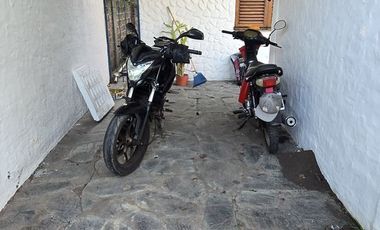 VENTA DE CASA 3 AMBIENTES - LUIS GUILLON - COCHERA - FONDO LIBRE