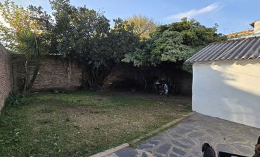 VENTA DE CASA 3 AMBIENTES - LUIS GUILLON - COCHERA - FONDO LIBRE