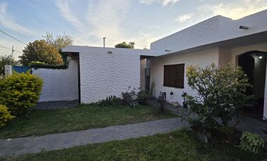 VENTA DE CASA 3 AMBIENTES - LUIS GUILLON - COCHERA - FONDO LIBRE