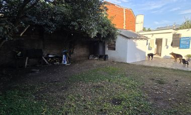 VENTA DE CASA 3 AMBIENTES - LUIS GUILLON - COCHERA - FONDO LIBRE