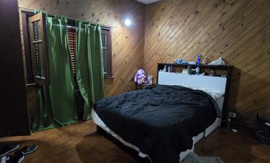 VENTA DE CASA 3 AMBIENTES - LUIS GUILLON - COCHERA - FONDO LIBRE