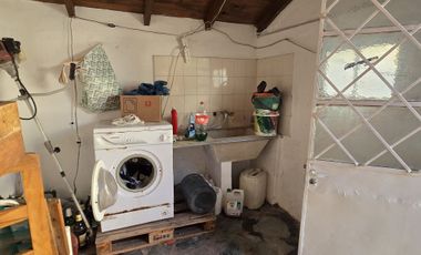 VENTA DE CASA 3 AMBIENTES - LUIS GUILLON - COCHERA - FONDO LIBRE