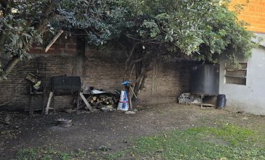 VENTA DE CASA 3 AMBIENTES - LUIS GUILLON - COCHERA - FONDO LIBRE