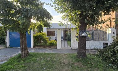 VENTA DE CASA 3 AMBIENTES - LUIS GUILLON - COCHERA - FONDO LIBRE