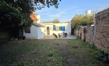 VENTA DE CASA 3 AMBIENTES - LUIS GUILLON - COCHERA - FONDO LIBRE