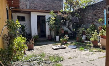 Casa en Venta en Propiedad Gran Terreno con Tres propiedades, Recoleta